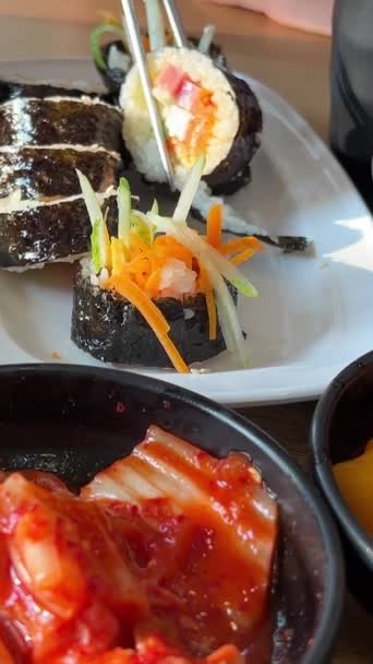 日本开胃菜开胃菜胡椒粉辣椒寿司在一家餐馆里日本传统食品 蔬菜盐腌菜在一道菜的背景下 — 图库视频影像
