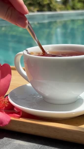 Közelkép Csésze Fekete Tea Asztalra Utcai Kávézó Vagy Étterem Teraszán — Stock videók