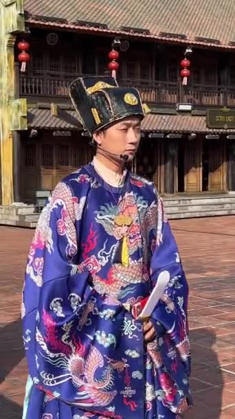 伝統的な日本の服を着た人々は 美しい伝統的な帽子として彼らの国を表しています ベトナム フーコック島グランドワールド 2024 — ストック動画