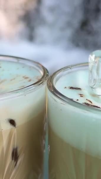 Buzlu Cappuccino Dan Kahve Çekirdekleri Kurabiyelerle Uzaklaşmak Şelalenin Arka Planında — Stok video