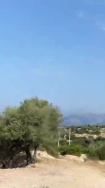 Arnavutluk 'taki dağlardan geçen Safari jipi araçları İyon Denizi ağaçlarının baharı boyunca seyahat ediyorlar. yaz