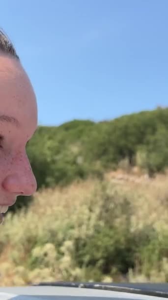 Pembe Bluzlu Genç Kız Safari Nin Çığlıkları Arnavutluk Taki Dağların — Stok video