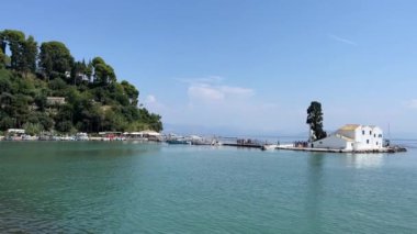 Yunanistan 'ın Korfu adası Vlacherna Manastırı üzerinden kalkan ve karaya inen sudaki manastır. 