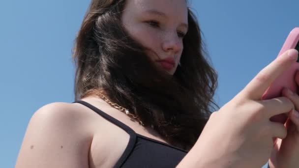 Подросток Использующий Смартфон Парке Девочка Подросток Школьной Сумкой Просматривающая Интернет — стоковое видео