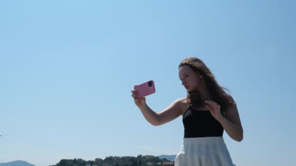 Mladá Dívka Používá Telefon Fotí Pozadí Letícího Letadla Proti Obloze — Stock video