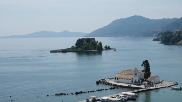 Mosteiro Água Sobre Qual Aviões Decolam Desembarcam Grécia Ilha Corfu — Vídeo de Stock