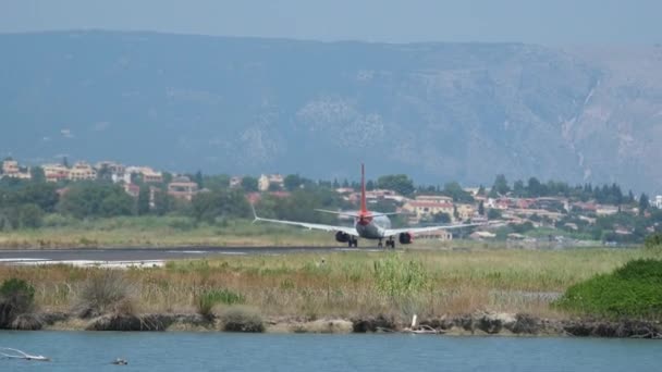 飛行機が離陸し ギリシャコルフ島ヴラチェルナ修道院を着陸する水上の修道院 — ストック動画
