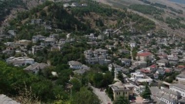 Güney Arnavutluk 'un Cirokaster kenti. Eski Şehir, UNESCO 'nun Dünya Mirası Bölgesi' dir. Mimari Binaların Kapanışı.