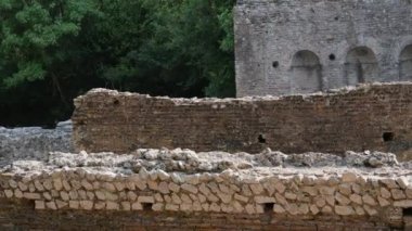 Arnavutluk 'un Butrint Ulusal Parkı' ndaki Büyük Bazilika kalıntıları. Butrint Life 'daki Triconch Sarayı tarihi ortaçağ Venedik Kulesi' nin sarayındaki tarihi bir Roma evinin ölümü. Düğme izi