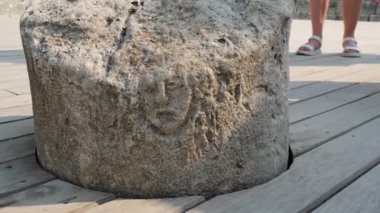 Arnavutluk 'un Butrint Ulusal Parkı' ndaki Büyük Bazilika kalıntıları. Butrint Life 'daki Triconch Sarayı tarihi ortaçağ Venedik Kulesi' nin sarayındaki tarihi bir Roma evinin ölümü. Düğme izi
