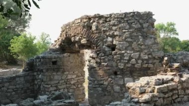 Arnavutluk 'un Butrint Ulusal Parkı' ndaki Büyük Bazilika kalıntıları. Butrint Life 'daki Triconch Sarayı tarihi ortaçağ Venedik Kulesi' nin sarayındaki tarihi bir Roma evinin ölümü. Düğme izi