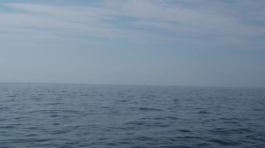 Korfu adası yakınlarındaki tekne turu temiz su dağlarının derinliklerinde doğal bahar mevsiminde kayıkçıları geçiyor. turistler ve gezginler