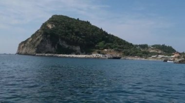 Korfu adası yakınlarındaki tekne turu temiz su dağlarının derinliklerinde doğal bahar mevsiminde kayıkçıları geçiyor. turistler ve gezginler