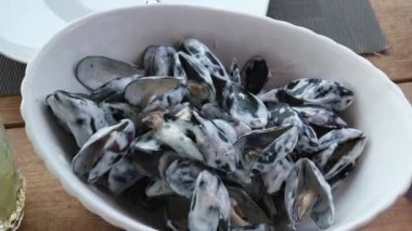 Arnavutluk 'un leziz geleneksel yemekleri kremalı soslu midyeler. Taze pişirilmiş misket tüfekleri ve kremalı soslar.