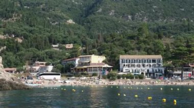 Korfu adası yakınlarındaki tekne turu temiz su dağlarının derinliklerinde doğal bahar mevsiminde kayıkçıları geçiyor. turistler ve gezginler