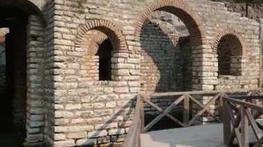 Arnavutluk 'un Butrint Ulusal Parkı' ndaki Büyük Bazilika kalıntıları. Butrint Life 'daki Triconch Sarayı tarihi ortaçağ Venedik Kulesi' nin sarayındaki tarihi bir Roma evinin ölümü. Düğme izi