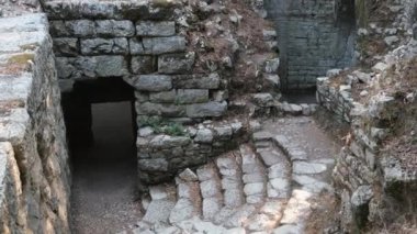 Arnavutluk 'un Butrint Ulusal Parkı' ndaki Büyük Bazilika kalıntıları. Butrint Life 'daki Triconch Sarayı tarihi ortaçağ Venedik Kulesi' nin sarayındaki tarihi bir Roma evinin ölümü. Yüksek kalite