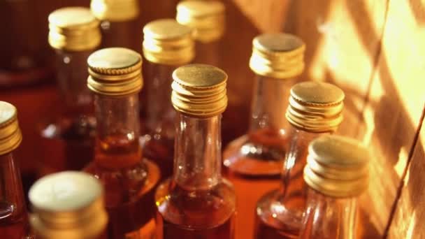 Krásné Servírování Alkoholických Nápojů Vinařství Koňak Víno Dřevěném Sudu — Stock video