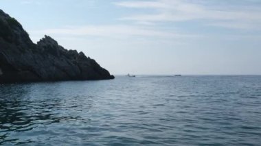 Korfu adası yakınlarındaki tekne turu temiz su dağlarının derinliklerinde doğal bahar mevsiminde kayıkçıları geçiyor. turistler ve gezginler