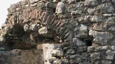 Arnavutluk 'un Butrint Ulusal Parkı' ndaki Büyük Bazilika kalıntıları. Butrint Life 'daki Triconch Sarayı tarihi ortaçağ Venedik Kulesi' nin sarayındaki tarihi bir Roma evinin ölümü. Düğme izi