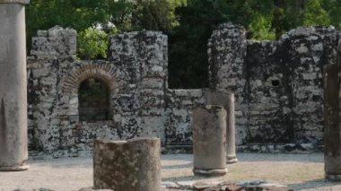 Arnavutluk 'un Butrint Ulusal Parkı' ndaki Büyük Bazilika kalıntıları. Butrint Life 'daki Triconch Sarayı tarihi ortaçağ Venedik Kulesi' nin sarayındaki tarihi bir Roma evinin ölümü. Düğme izi