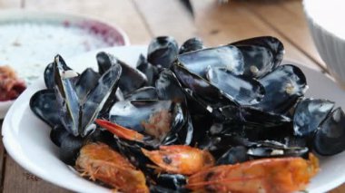 Tabakta deniz ürünleri tatlı ve ekşi soslu midye kremalı mojito sosu.