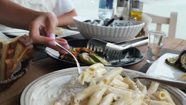 Löffelnudeln Carbonara Mit Meeresfrüchte Pesto Würzige Meeresfrüchte Spaghetti Auf Dem — Stockvideo