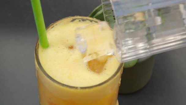 Ijs Toevoegen Aan Een Verfrissend Zomerdrankje Met Ijs Citrusvruchten Hoge — Stockvideo