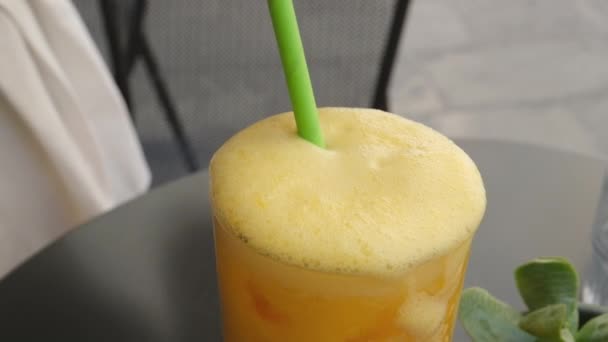 Vaso 100 Zumo Naranja Con Sacos Naranja Rebanadas Frutas Aisladas — Vídeo de stock
