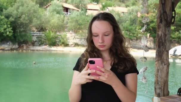 Grön Färg Floden Ung Tonårstjej Svart Klänning Poserar Mot Bakgrunden — Stockvideo