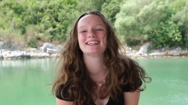 Folyó Zöld Színe Egy Fiatal Tinédzser Lány Fekete Ruhában Pózol — Stock videók