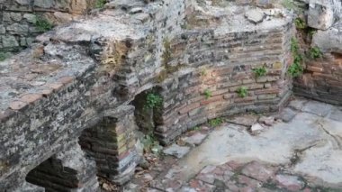 Arnavutluk 'un Butrint Ulusal Parkı' ndaki Büyük Bazilika kalıntıları. Butrint Life 'daki Triconch Sarayı tarihi ortaçağ Venedik Kulesi' nin sarayındaki tarihi bir Roma evinin ölümü. Düğme izi