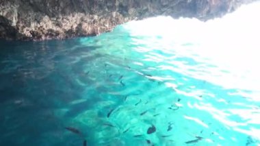 Korfu adası yakınlarındaki tekne turu temiz su dağlarının derinliklerinde doğal bahar mevsiminde kayıkçıları geçiyor. turistler ve gezginler