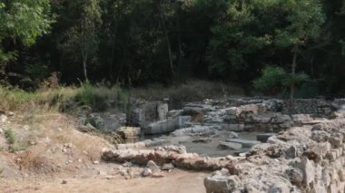 Arnavutluk 'un Butrint Ulusal Parkı' ndaki Büyük Bazilika kalıntıları. Butrint Life 'daki Triconch Sarayı tarihi ortaçağ Venedik Kulesi' nin sarayındaki tarihi bir Roma evinin ölümü. Düğme izi