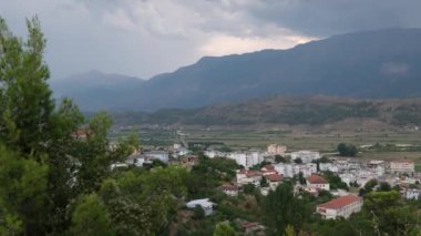 Güney Arnavutluk 'un Cirokaster kenti. Eski Şehir, UNESCO 'nun Dünya Mirası Bölgesi' dir. Mimari Binaların Kapanışı.