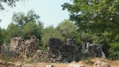 Arnavutluk 'un Butrint Ulusal Parkı' ndaki Büyük Bazilika kalıntıları. Butrint Life 'daki Triconch Sarayı tarihi ortaçağ Venedik Kulesi' nin sarayındaki tarihi bir Roma evinin ölümü. Düğme izi