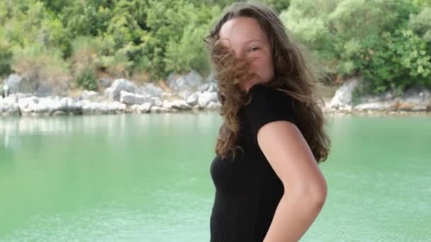 Color Verde Del Río Una Joven Adolescente Vestida Negro Posando — Vídeos de Stock