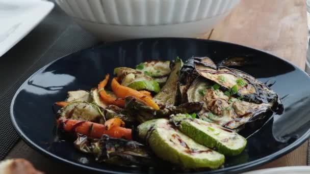 卵のズッキーニのニンジン 黒い皿のグリル野菜 おいしいと食欲的なプレゼンテーション — ストック動画