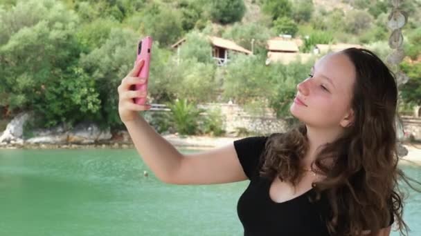 Zöld Szín Folyó Egy Fiatal Tizenéves Lány Fekete Ruhában Pózol — Stock videók