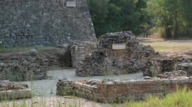 Arnavutluk 'un Butrint Ulusal Parkı' ndaki Büyük Bazilika kalıntıları. Butrint Life 'daki Triconch Sarayı tarihi ortaçağ Venedik Kulesi' nin sarayındaki tarihi bir Roma evinin ölümü. Düğme izi
