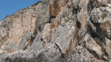 Korfu adası yakınlarındaki tekne turu temiz su dağlarının derinliklerinde doğal bahar mevsiminde kayıkçıları geçiyor. turistler ve gezginler