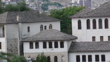Güney Arnavutluk 'un Cirokaster kenti. Eski Şehir, UNESCO 'nun Dünya Mirası Bölgesi' dir. Mimari Binaların Kapanışı.