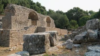 Arnavutluk 'un Butrint Ulusal Parkı' ndaki Büyük Bazilika kalıntıları. Butrint Life 'daki Triconch Sarayı tarihi ortaçağ Venedik Kulesi' nin sarayındaki tarihi bir Roma evinin ölümü. Düğme izi