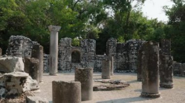 Arnavutluk 'un Butrint Ulusal Parkı' ndaki Büyük Bazilika kalıntıları. Butrint Life 'daki Triconch Sarayı tarihi ortaçağ Venedik Kulesi' nin sarayındaki tarihi bir Roma evinin ölümü. Düğme izi