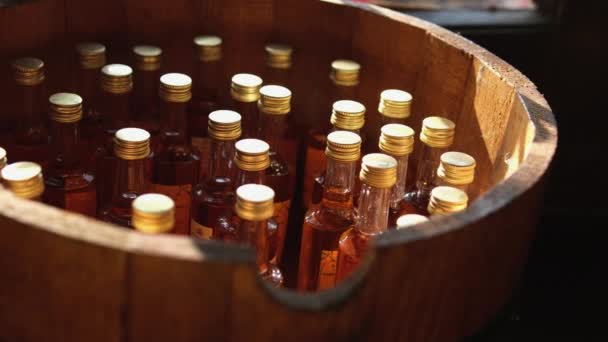 Hermosa Porción Bebidas Alcohólicas Bodega Vino Cognac Barril Madera — Vídeos de Stock