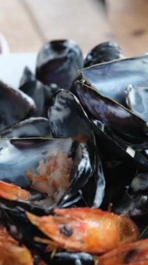 Tabakta deniz ürünleri tatlı ve ekşi soslu midye kremalı mojito sosu.