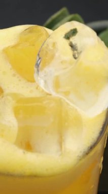 Mutlu kız mango suyunu tadıyor ve kafede gülümsüyor. 4 bin. Yüksek kalite 4k görüntü