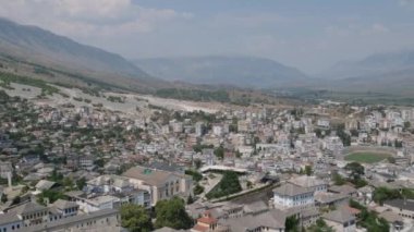 Güney Arnavutluk 'un Cirokaster kenti. Eski Şehir, UNESCO 'nun Dünya Mirası Bölgesi' dir. Mimari Binaların Kapanışı.