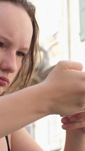 Genç Bir Kız Konsantrasyonlu Bir Video Çekerken Kamerayı Aşağıda Yemek — Stok video