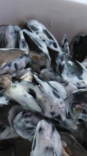 Ízletes Hagyományos Ételek Albániában Kagyló Krémes Mártással Frissen Főtt Muskátli — Stock videók